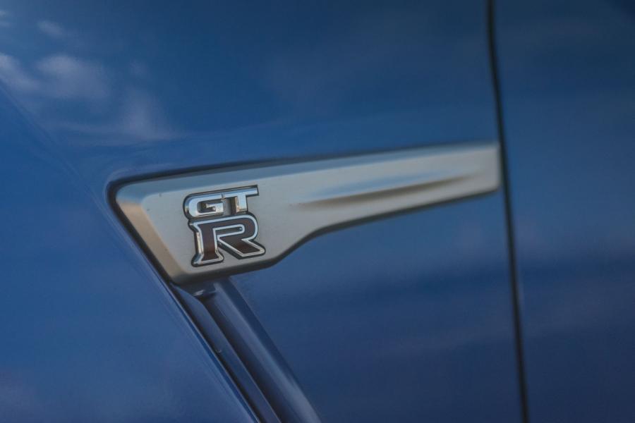 Логотип Nissan GT-R 50th Anniversary (R35) 2019 года  (NA) (фото 18 из 40)